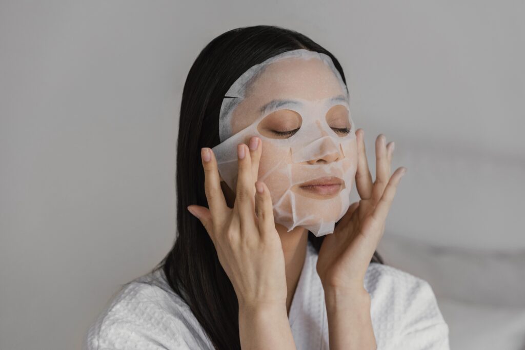 Skincare untuk wajah kusam dengan memakai masker lembaran