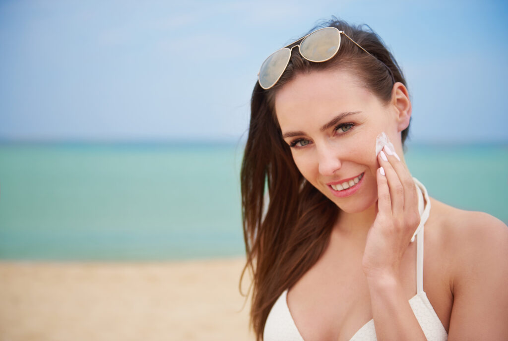 Skincare untuk wajah kusam dengan memakai tabir surya