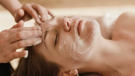 Skincare menghilangkan bekas jerawat merah di pipi