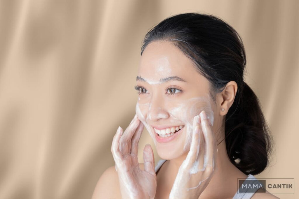 Cara pakai milk cleanser untuk memutihkan wajah