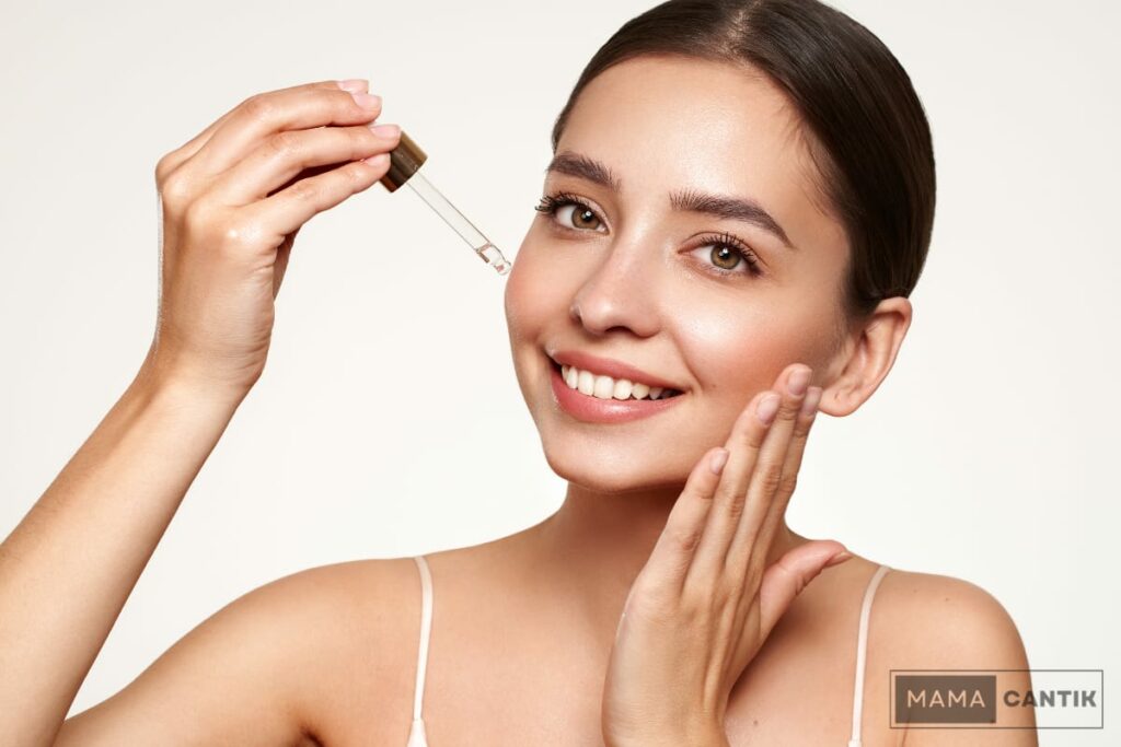 Menggunakan produk peremajaan kulit dengan kandungan antioksidan