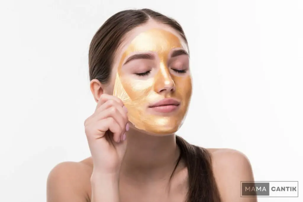 4 cara membuat masker timun untuk memutihkan wajah kusam 4 Wanita sedang melepaskan masker wajah