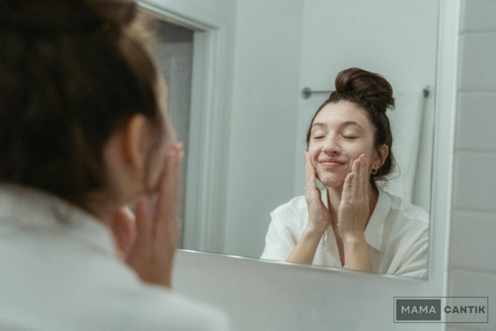 Cara mencegah jerawat dengan jaga kebersihan wajah